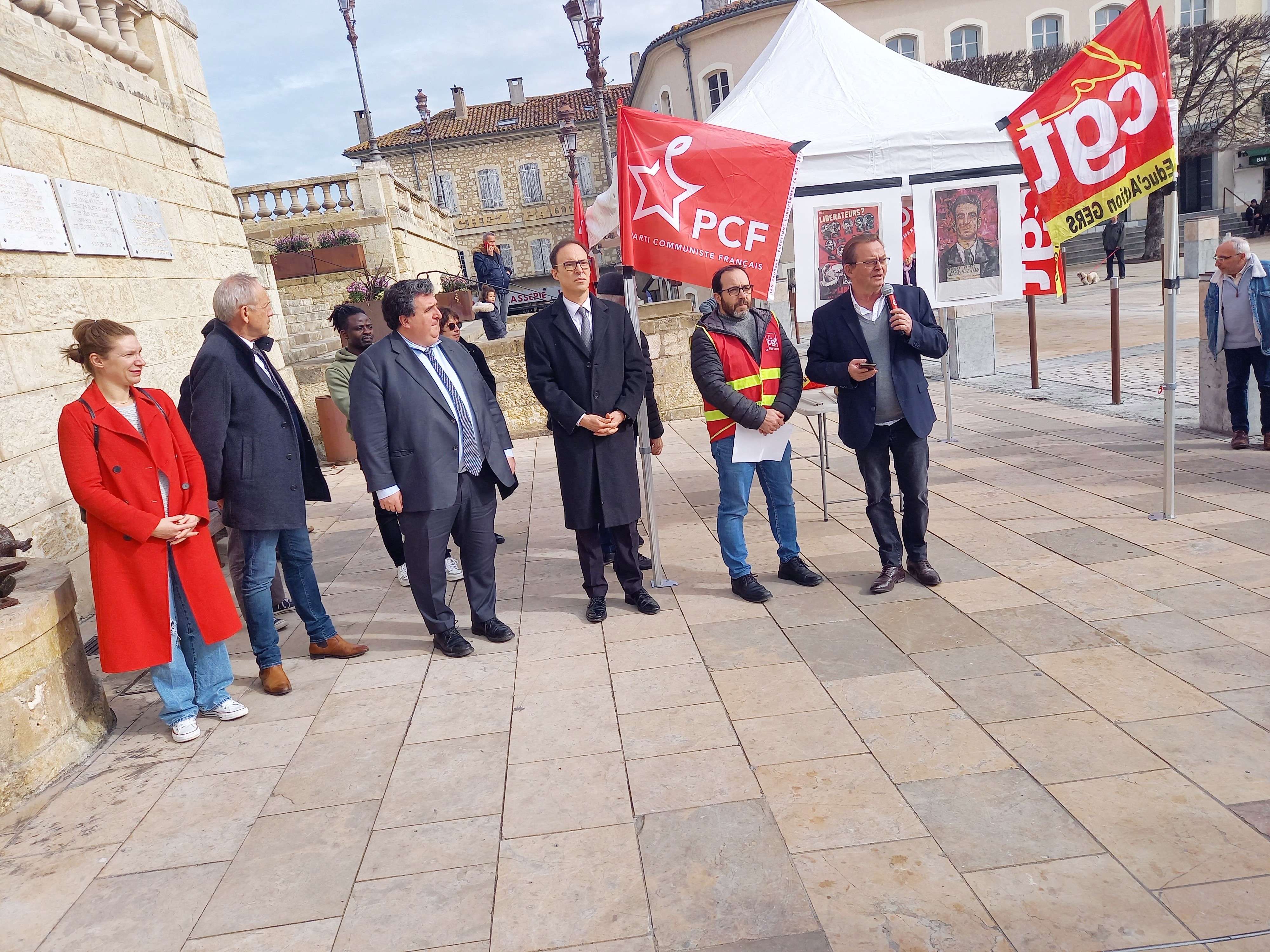 Les personnalités lors de rassemblement.