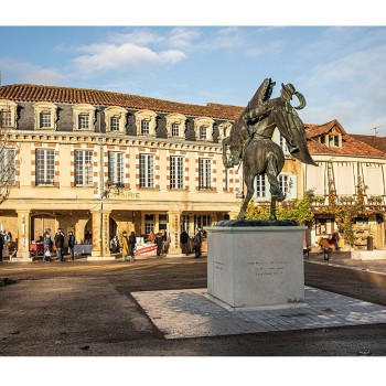 0 Les couverts de la mairie depuis la statue équestre de d'Artagnan 1bis 121220 copie.jpg