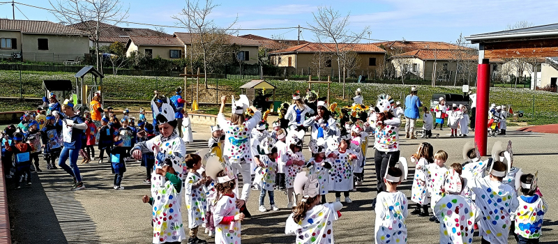 Un Carnaval des écoles haut en couleurs.