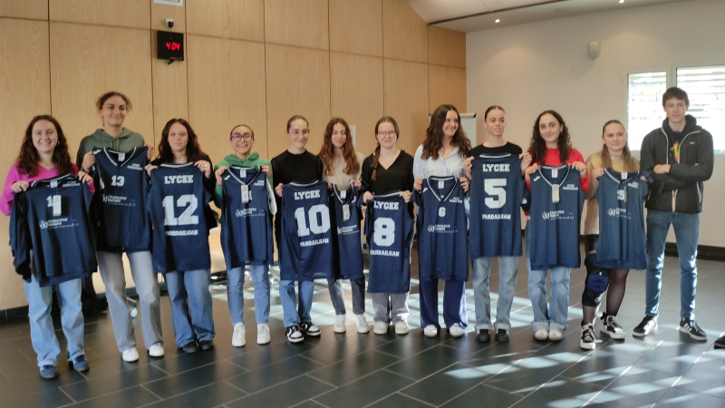 La remise de maillots de basket  par la CPAM, une parenthèse empreinte de joie et de fierté pour une équipe  débordante d'enthousiasme
