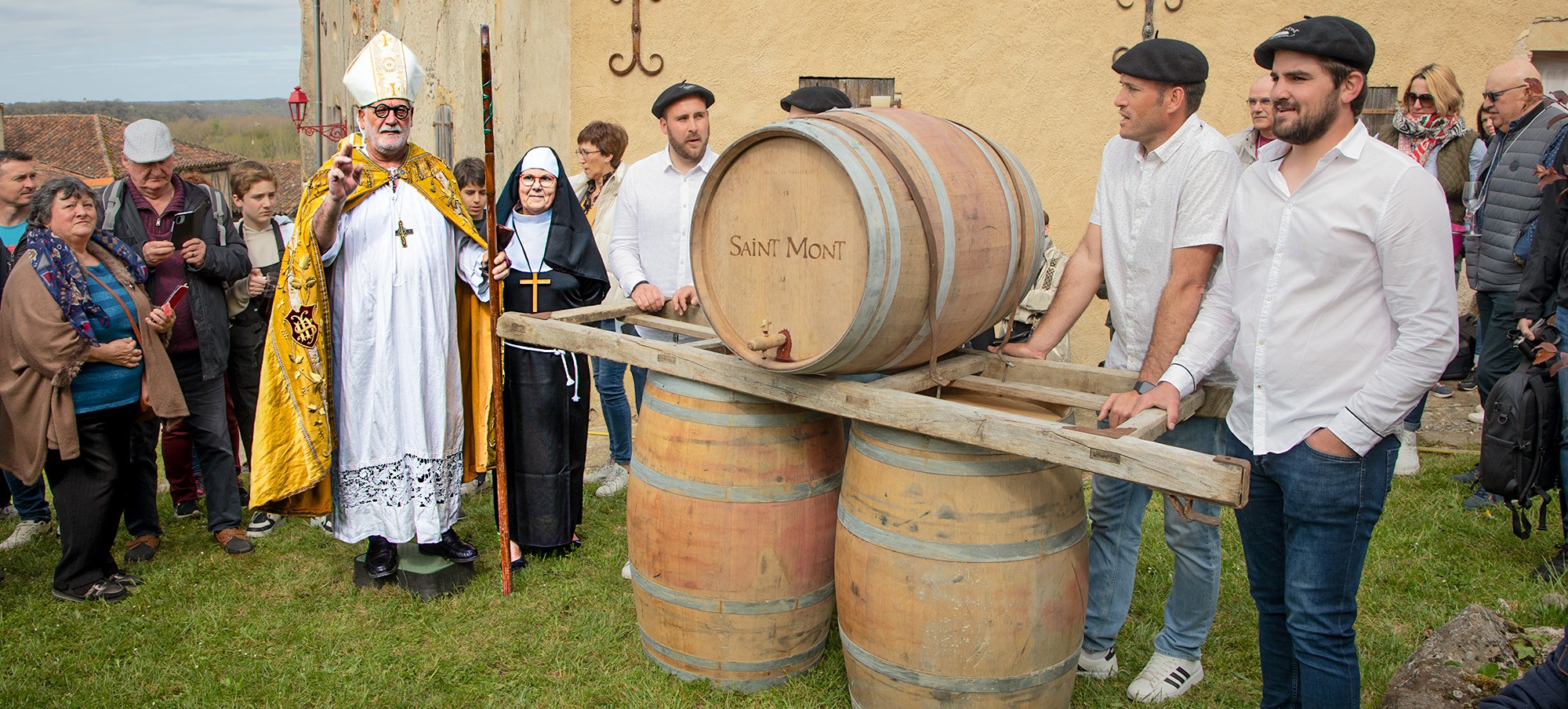 0 L'évêque bénit le vin nouveau 1bis 230324.jpg