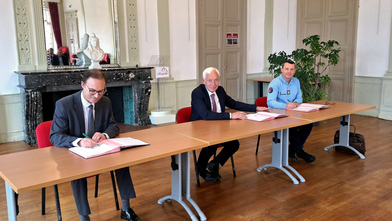 Signature de la convention " Participation citoyenne" entre la Préfecture, la Gendarmerie et la ville de l'Isle-Jourdain.