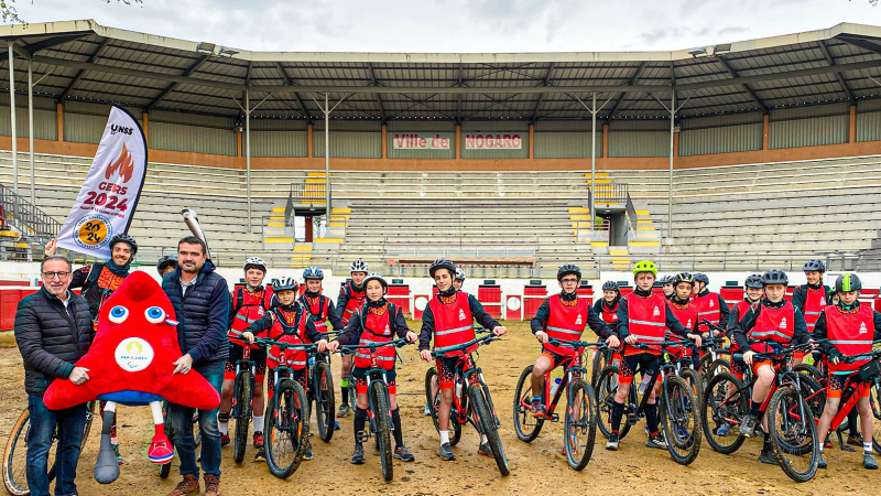 Les collégiens de la cité scolaire d'Artagnan de Nogaro roulent pour la flamme olympique