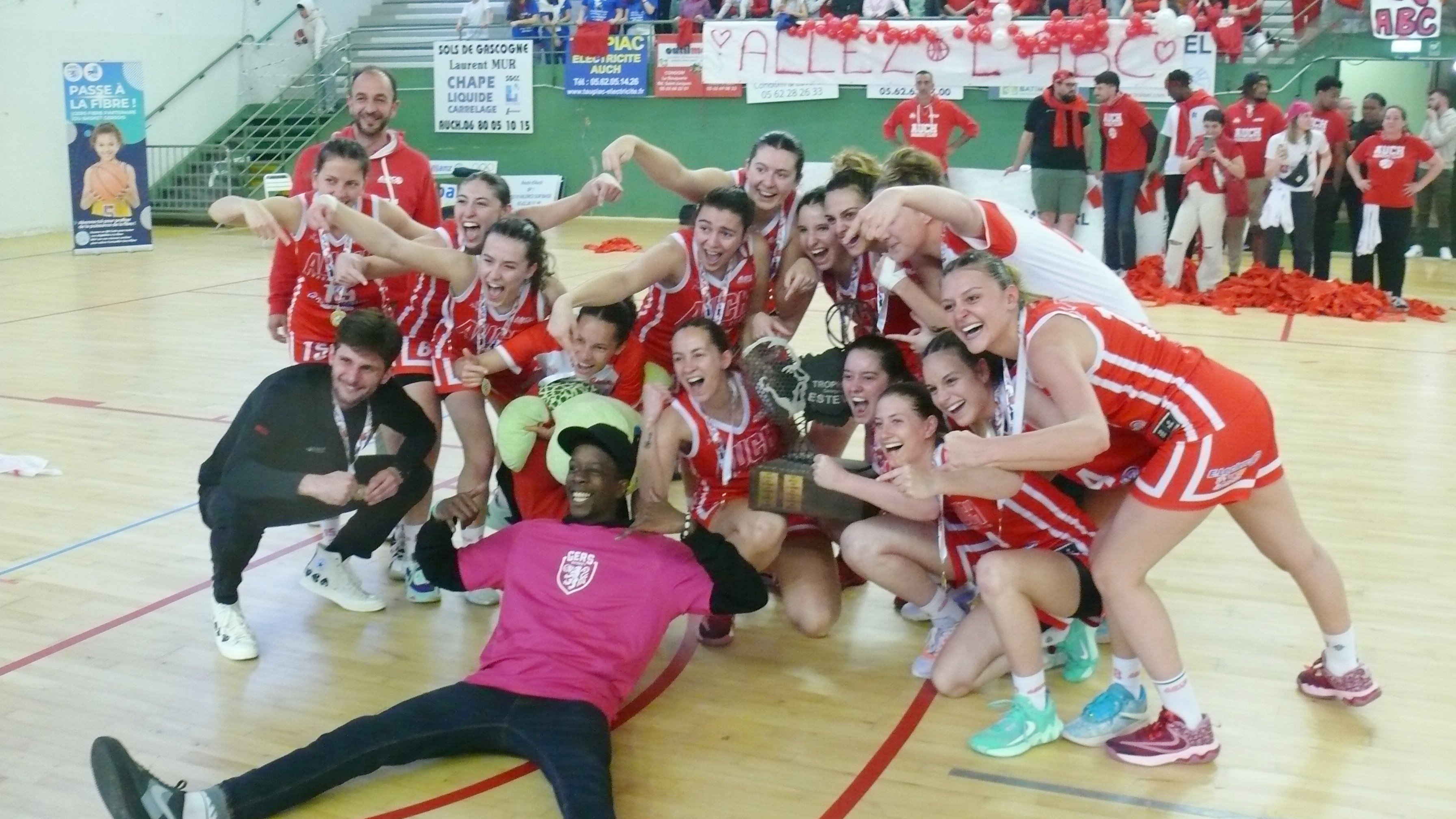 Les Auscitaines très enthousiastes au coup de sifflet final.