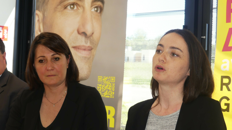 Elles réveillent l'Europe : Claire Fita et Chloé Ridel en campagne dans le Gers.