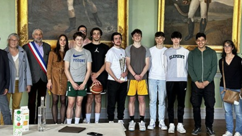 Réception en mairie de l’équipe de Basket du lycée Marechal Lannes,