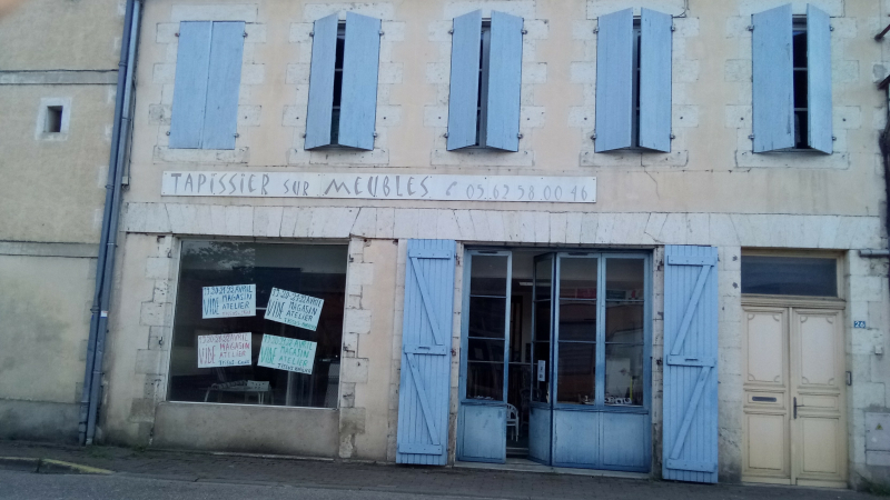 Vide-magasin et atelier de tapissier à Vic !