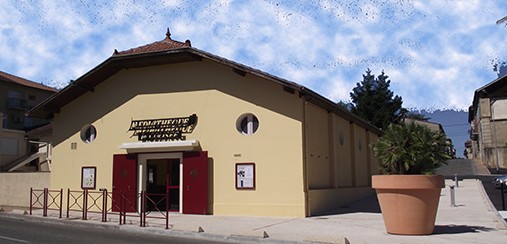mirande Médiathèque_de_Mirande_(Gers,_France).jpg