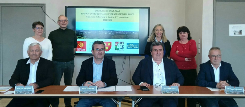 Signature officielle à l'avenant contrat Bourg - Centre 1ère génération à Saint-Clar.