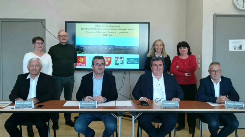 Signature officielle à l'avenant contrat Bourg - Centre 1ère génération à Saint-Clar.
