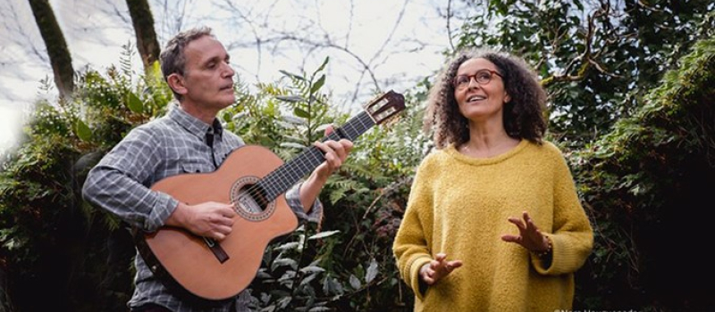 Avec de simples chansons, une soirée tout en douceur