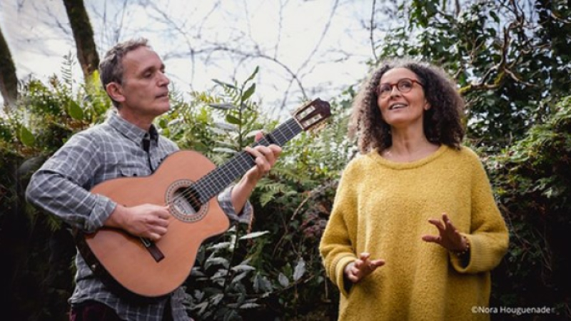 Avec de simples chansons, une soirée tout en douceur