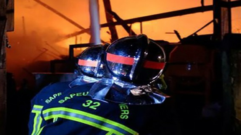 Un hangar et une maison en partie la proie des flamme