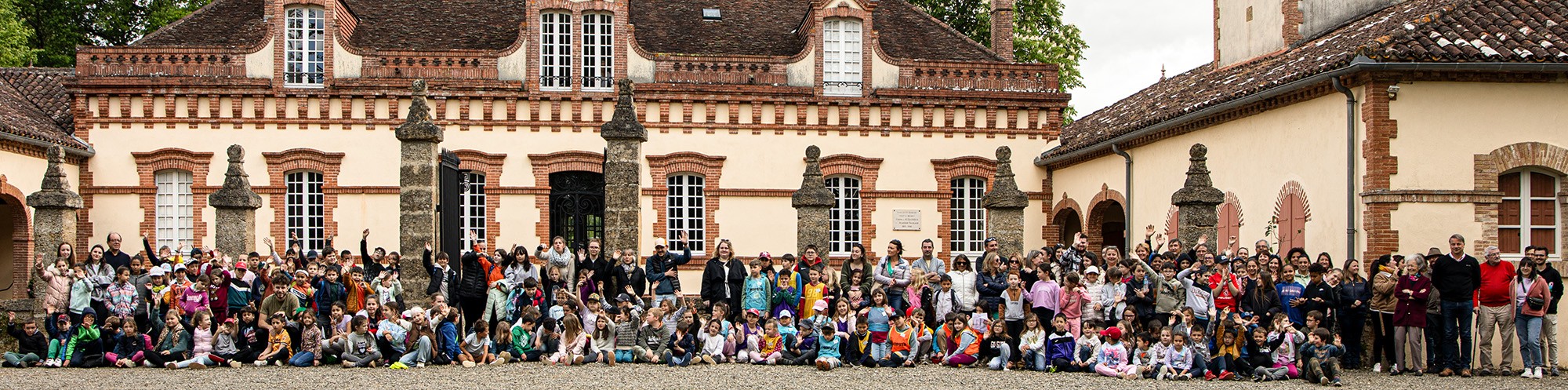 0 Rassemblement devant le château 1bis 180424.jpg