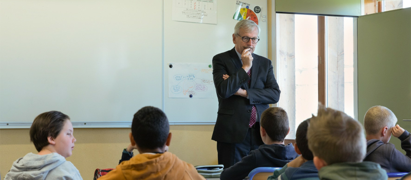 Présentation de la proposition de loi rédigée par les enfants de la classe CM2 dans le cadre Parlement des enfants, École de Riscle