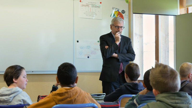 Présentation de la proposition de loi rédigée par les enfants de la classe CM2 dans le cadre Parlement des enfants, École de Riscle