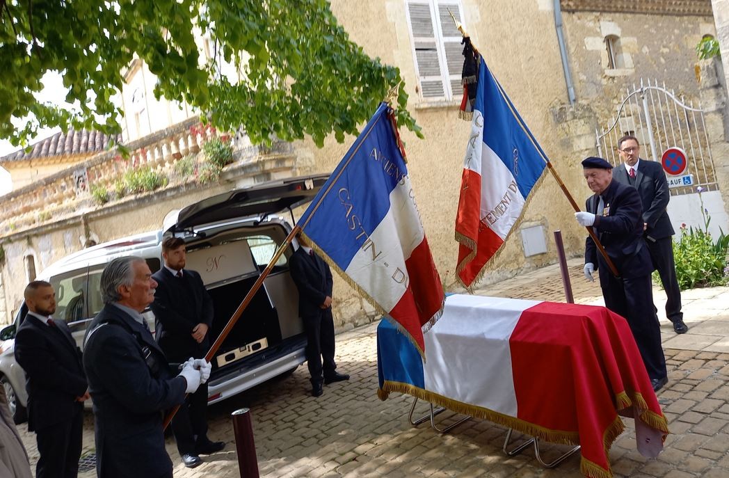 Hommage des porte-drapeaux.