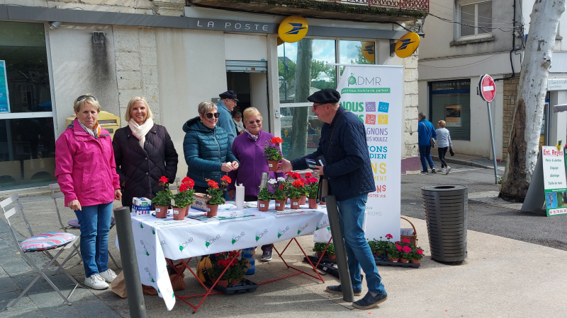 «Journée fleurs» de l'ADMR sur le marché vicois