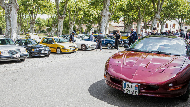 Visite du parking du Tour Auto à Riscle