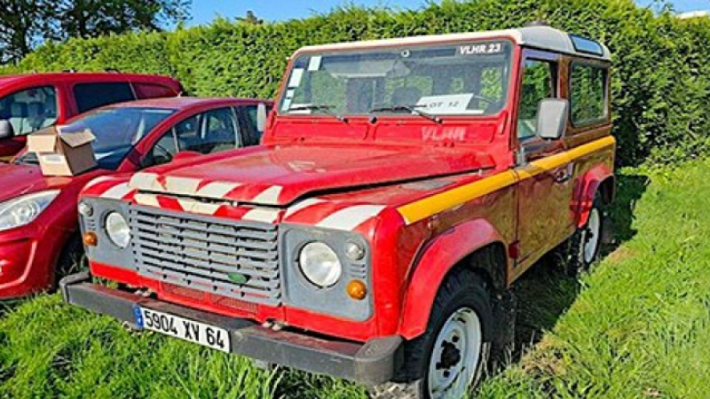 Voitures, fourgons, camions de pompiers mis aux enchères
