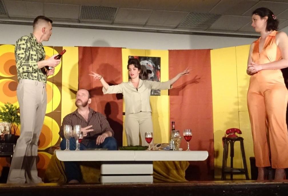 piece-de-theatre-Le-Tapis-jaune-presentee-la-compagnie-Dryadalis-hier-soir-a-Saint-Meard.jpg