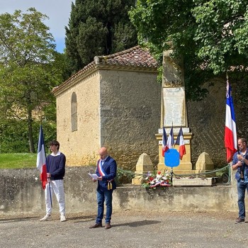 le maire de Termes d'Armagnac, Thibault Renaudin au milieu des porte-drapeaux