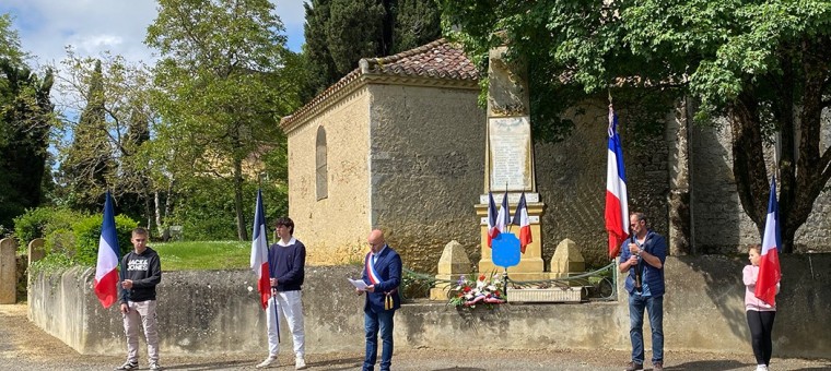 le maire de Termes d'Armagnac, Thibault Renaudin au milieu des porte-drapeaux