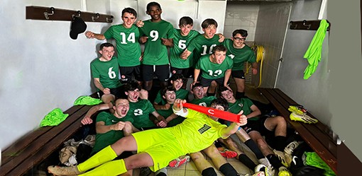 U17-1 le 11 mai 24 à Preignan victoire en demi finale de la Coupe la joie dans les vestiaires (003).jpg