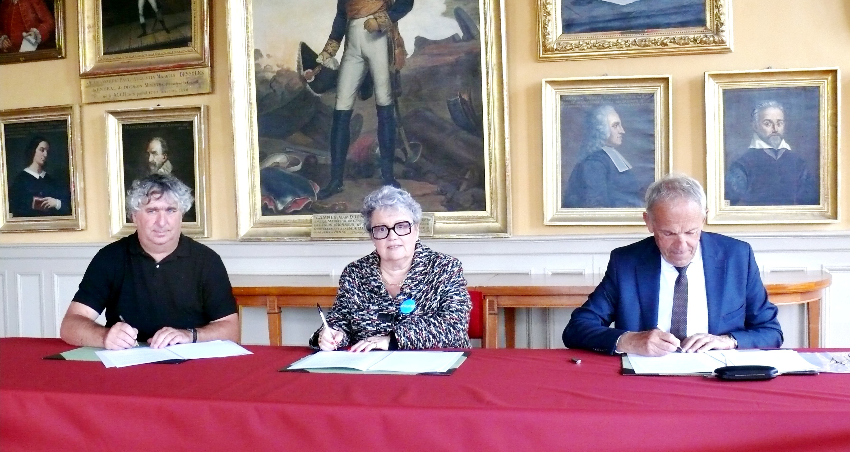 Isabelle Avezac entourée de Pierre Jorda et Christian Laprébende.