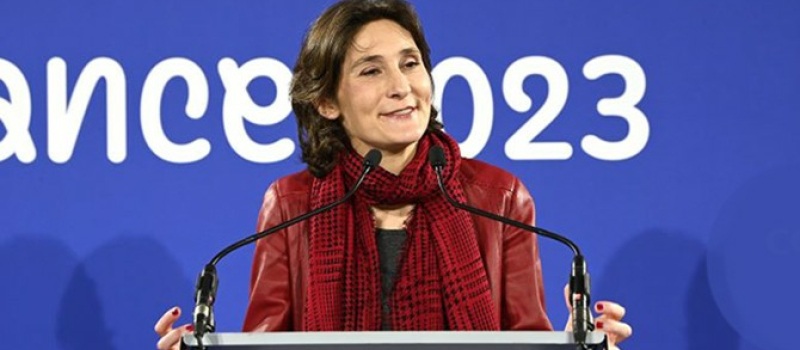 La Ministre des Sports et des Jeux olympiques et paralympiques, Amélie Oudéa Castera au départ de la flamme olympique,
