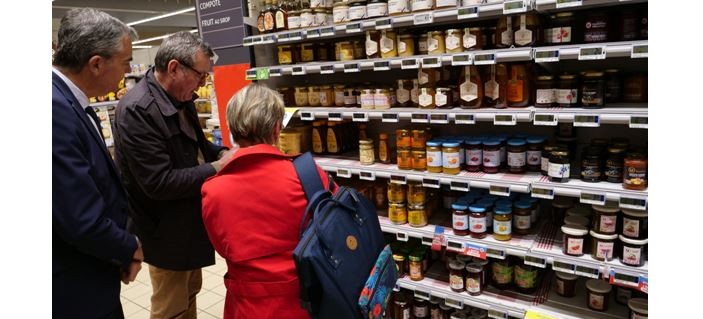 Le Préfet du Gers procède personnellement à des contrôles dans la grande distribution (viande, fruits et légumes, miel).