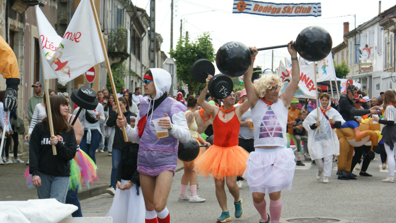 Pentecôtavic 2024 : pas de flamme à Vic mais une ambiance olympique pour le défilé burlesque !