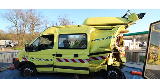 Véhicule_accidenté_sur_l'aire_d'autoroute_Orléans_Gidy_en_mars_2014_-_3.jpg