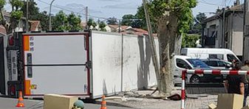 Un semi se renverse sur les boulevards