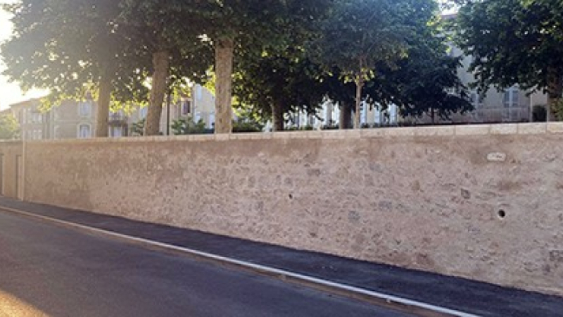 Allées de Gaulle : Le mur rénové et bien rénové