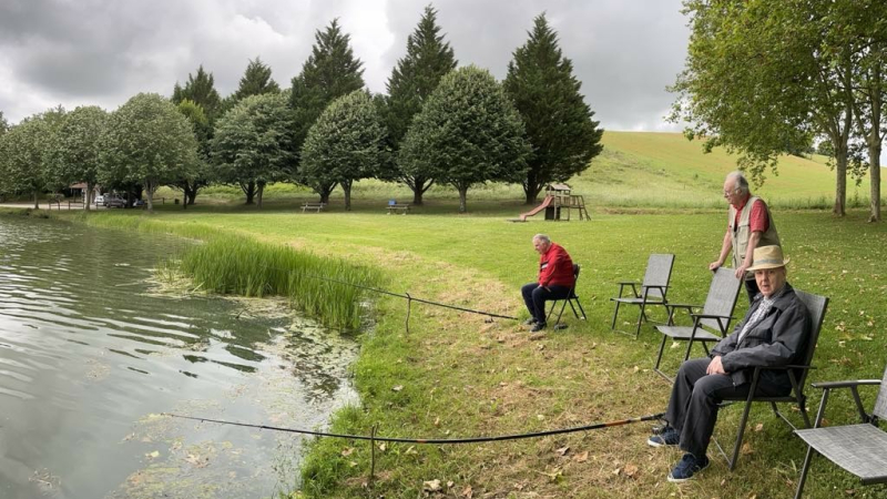 EHPAD Robert Barguisseau : partie de pêche au lac St Fris avec des résidents