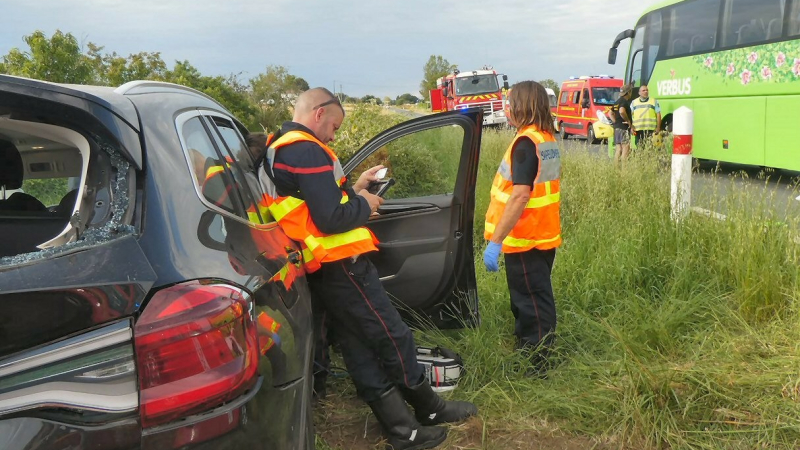 Une voiture légère coupe la route à un bus , transportant de jeunes enfants