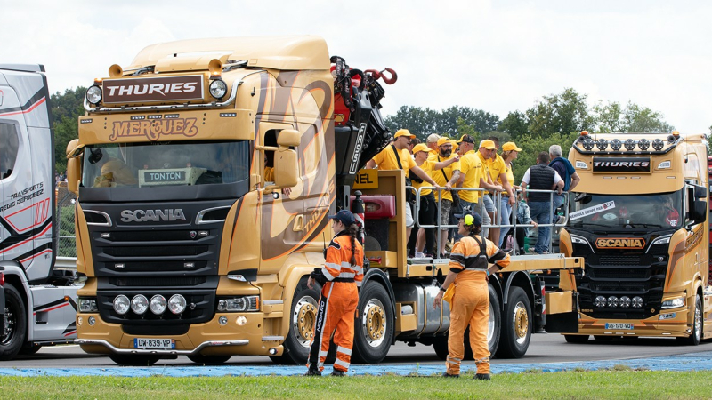 Grand Prix Camion: album de la parade des camions décorés sur le circuit de Nogaro