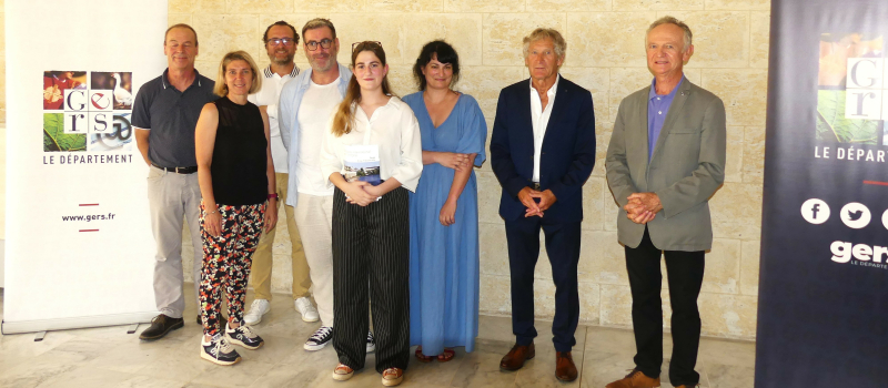 Julia Narbonne (lycée Pardailhan) lauréate du concours national « mon CV vidéo » organisé par l’AMOPA (association des membres de l’ordre des palmes académiques)