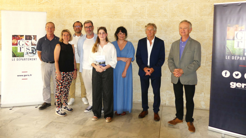 Julia Narbonne (lycée Pardailhan) lauréate du concours national « mon CV vidéo » organisé par l’AMOPA (association des membres de l’ordre des palmes académiques)