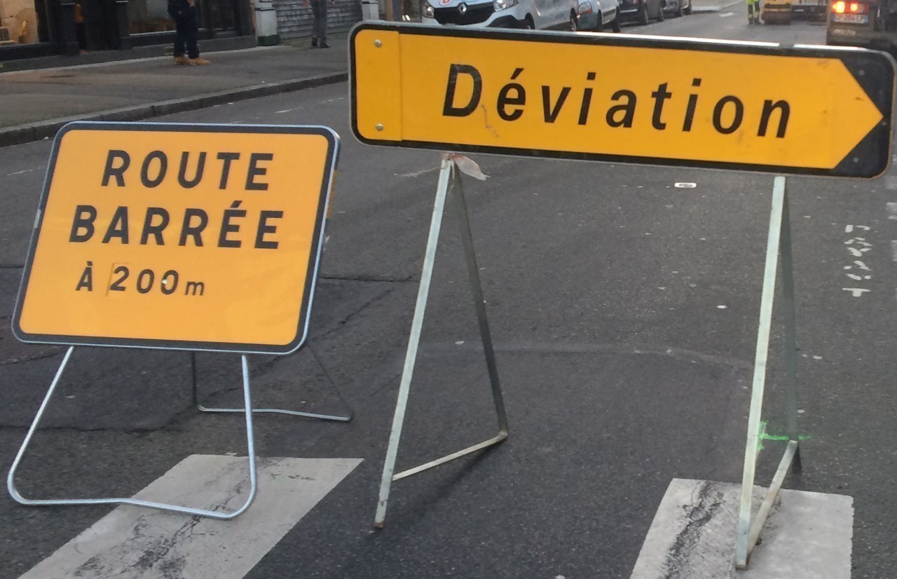 travaux-route-barree-deviation.jpg