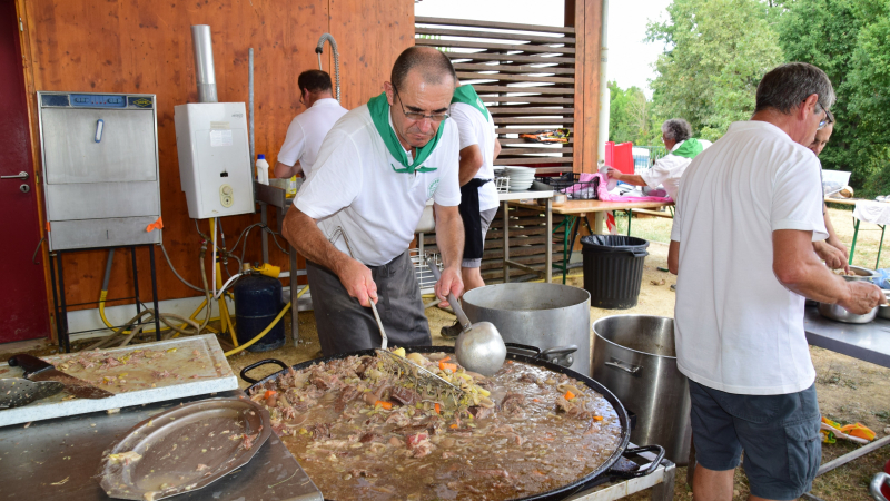 Avec la Confrérie de la Fève, repas original servi pour une noble cause