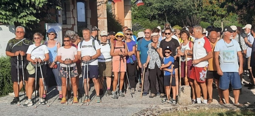 Départ de la rando devant la mairie de Castin