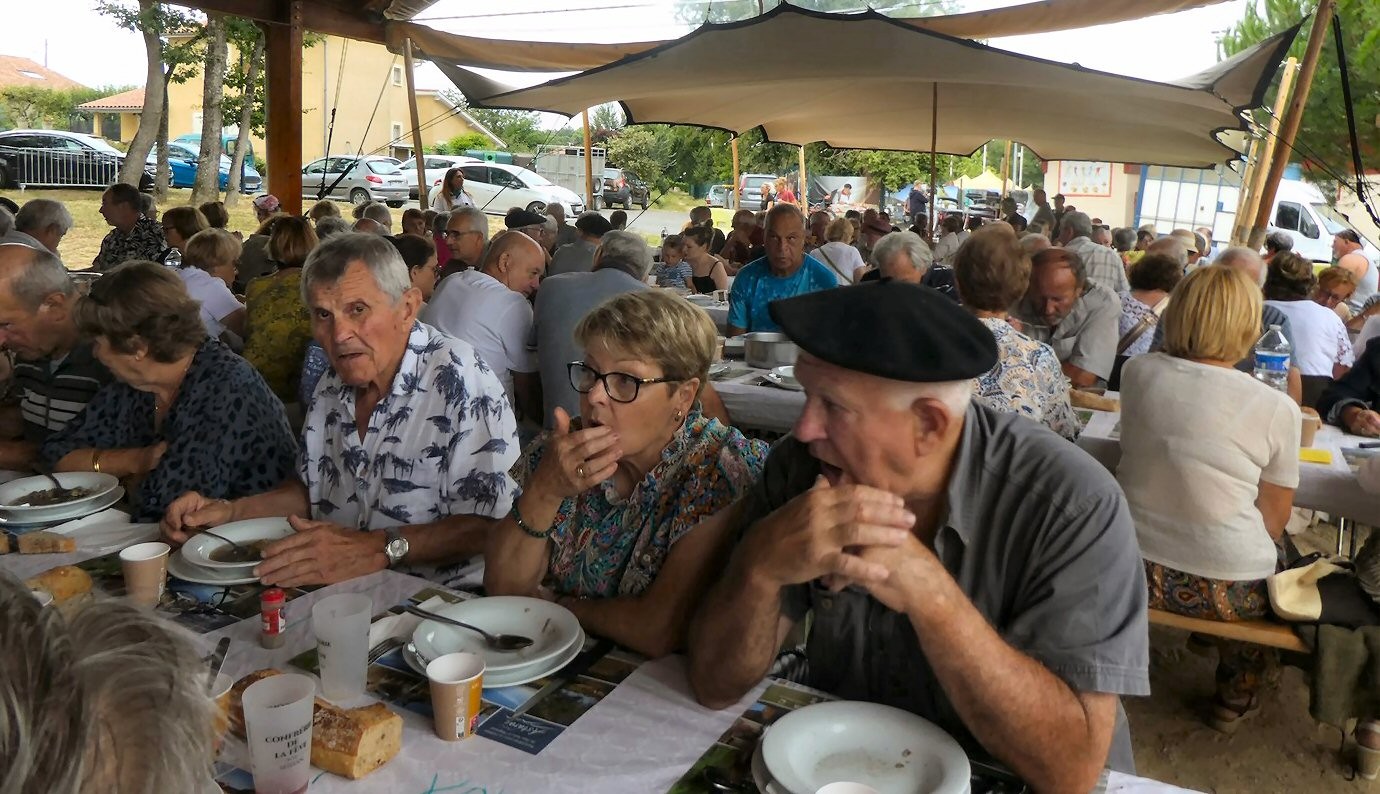 Tables bien garnies et assiettes vides!