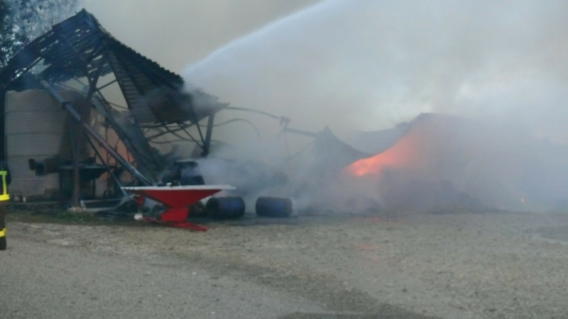 Un hangar de 300 m2 détruit par un incendie
