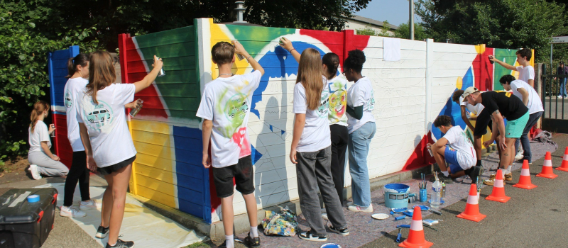 L'office de tourisme, réunit 12 adolescents âgés de 14 à 17 ans pour la réalisation d'une fresque murale