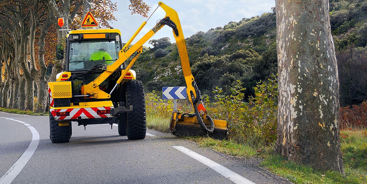 Debroussaillage-fauchage-tracteur-bord-route-©cd32.jpg
