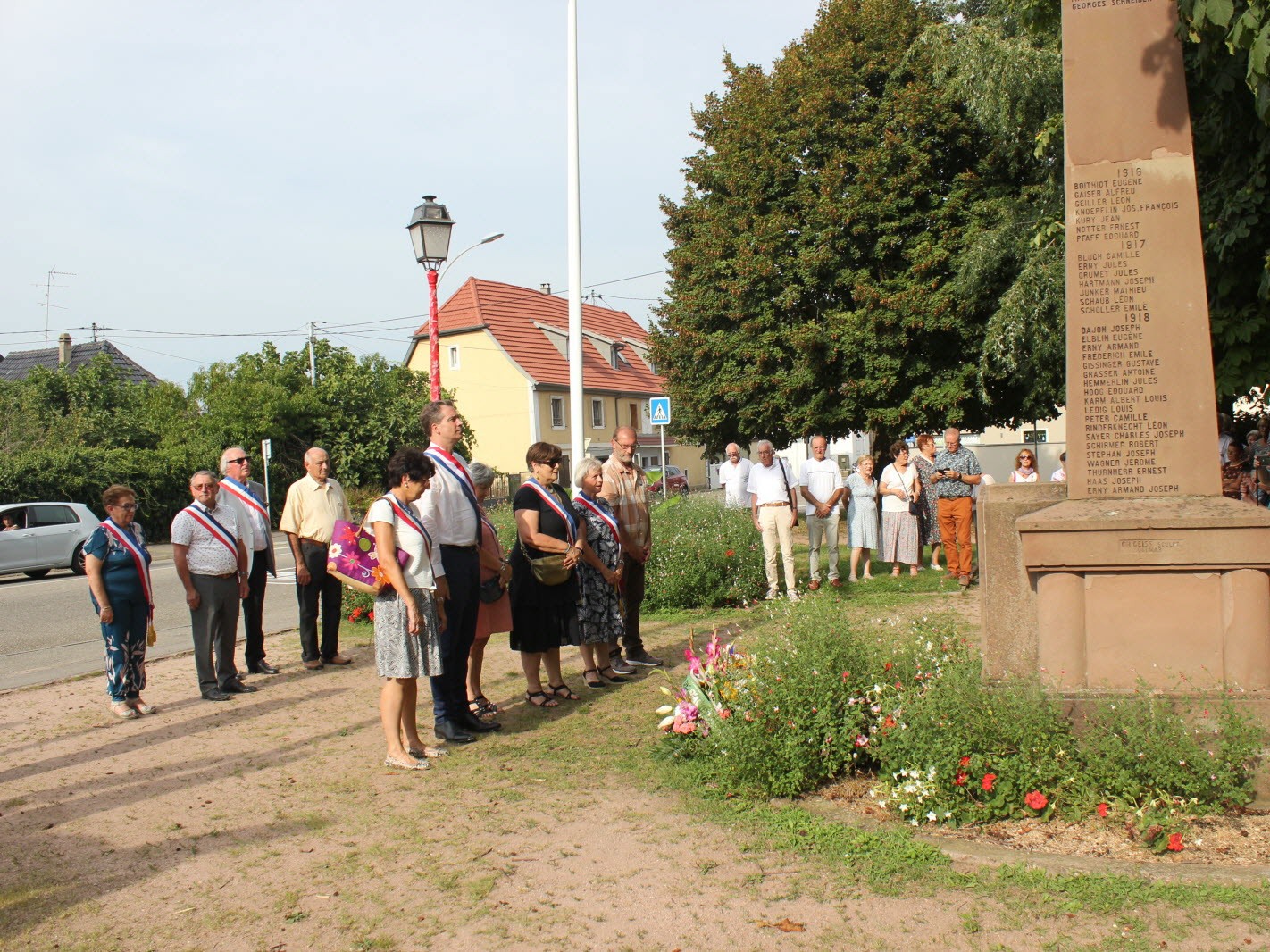 Recueillement devant le monument aux morts. Photo Francis Micodi.
