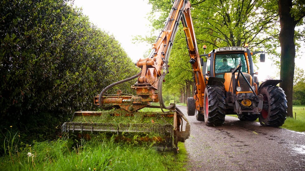6532414f2677456232fb916a_tracteur-fauche-bord-route.jpeg
