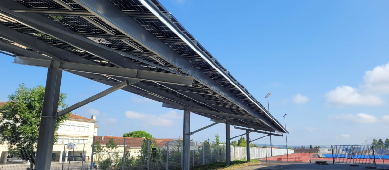 Une ombrière photovoltaïque a été mise en place à la halle des sports de L'Isle-jourdain.